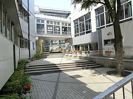 新宿区立落合中学校 1594m