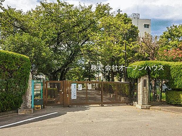 町田市立南中学校(約627m)