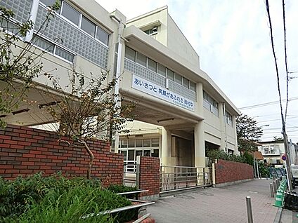 横浜市立岡村中学校 596m