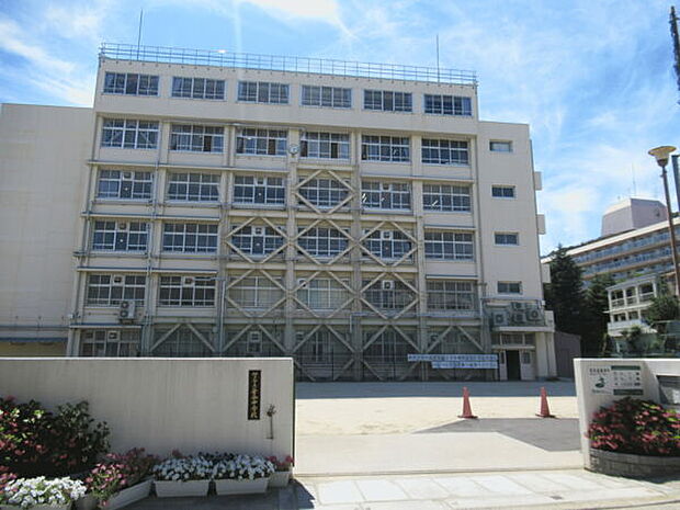 神戸市立葺合中学校(約676m)