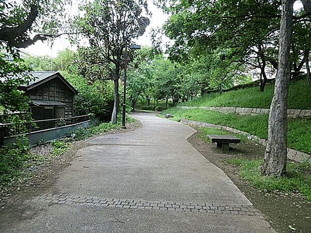 鶴ヶ峰公園(約645m)
