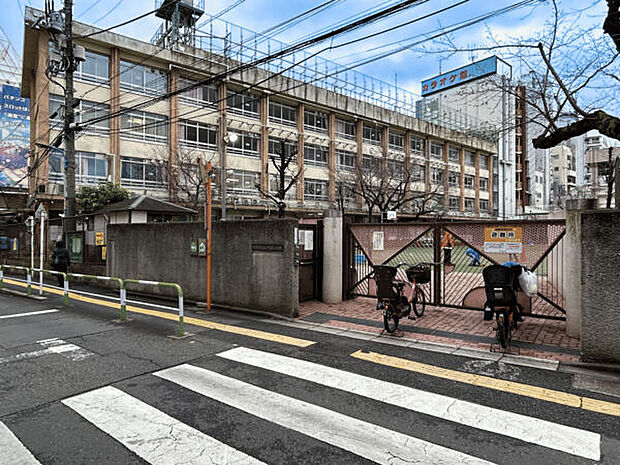 新宿区立戸塚第二小学校(約452m)