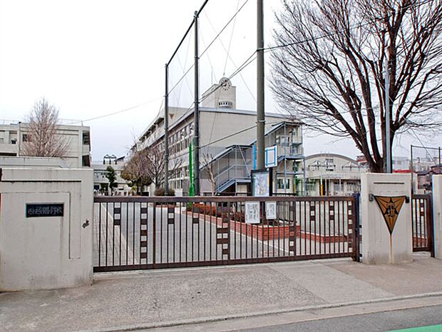 横浜市立市場小学校（約613m）