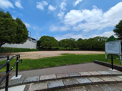 松崎中央公園 736m