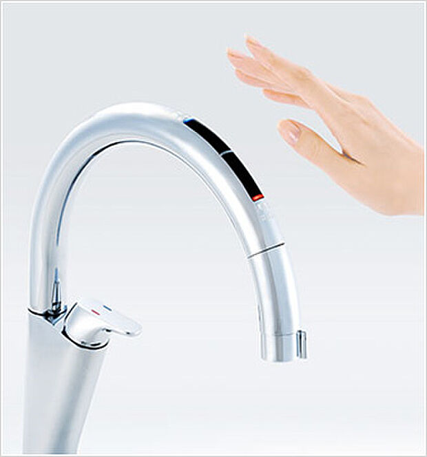 【タッチレス水栓】センサーにかざすだけで吐水・止水ができるキッチン用タッチレス水栓を採用。ホースを引き出せばハンドシャワーに早変わりします。
