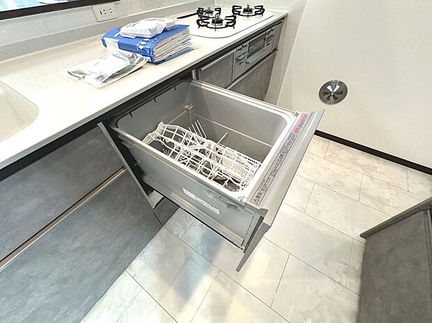【食洗機付きシステムキッチン】洗いよりも衛生的で汚れもスッキリ落ちる「食器洗浄乾燥機」付き。深夜に稼働できる静かさなので、夜セットして翌朝にはピカピカに。【アーバンポート施工例】