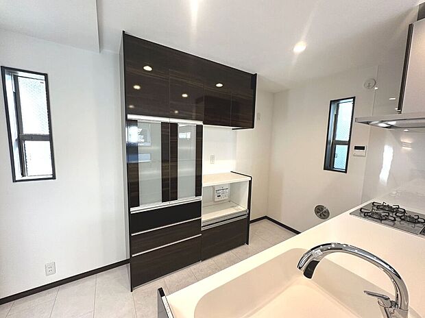 【カップボード】アーバンポートではカップボードを標準装備。キッチンに合わせよりスタイリッシュに!【アーバンポート施工例】