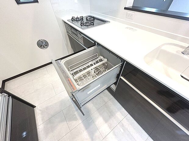 【食洗機付きシステムキッチン】手洗いよりも衛生的で汚れもスッキリ落ちる「食器洗浄乾燥機」付き。深夜に稼働できる静かさなので、夜セットして翌朝にはピカピカに。【アーバンポート施工例】