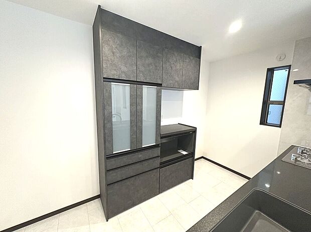 【カップボード】アーバンポートではカップボードを標準装備。キッチンに合わせよりスタイリッシュに！