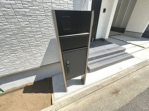 【【完成イメージ】宅配ボックス】メールボックスと一体型の宅配ボックス完備。不在時でも荷物が受け取れ大変便利です。