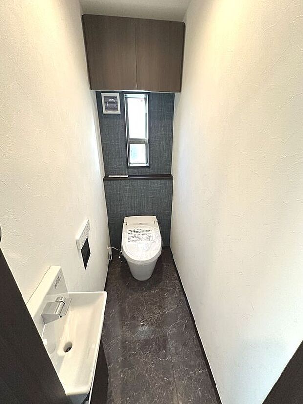 【トイレ】節水はもちろんお手入れのしやすさが特徴の温水シャワー機能付きトイレが２ヶ所。いつでも清潔なトイレを保てます。