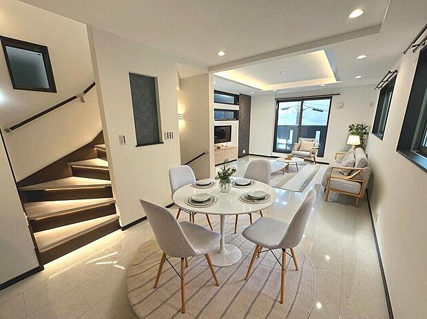 【リビング【アーバンポート施工例】】大きな窓辺からの日差しが暖かい室内を演出します。明るい室内は自然と住まう人の気分も明るくしてくれます。※ＡＩによるホームステージング実施済
