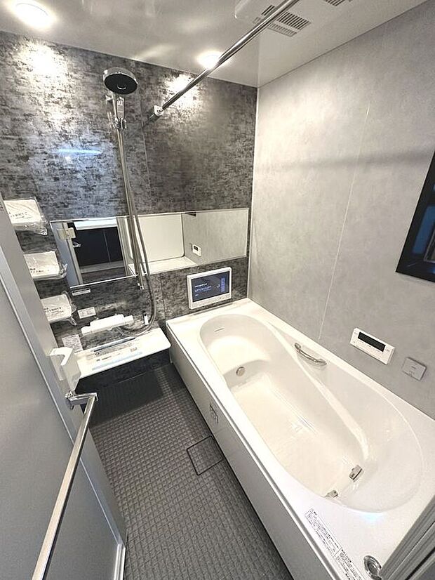 【浴室【アーバンポート施工例】】アーバンポートシリーズではＬＩＸＩＬ社のシステムバスを採用。１坪タイプのゆったり設計。ジェットバスや浴室ＴＶ等、リラックスタイムを彩る設備や日々のお手入れにも便利な仕様となっています。