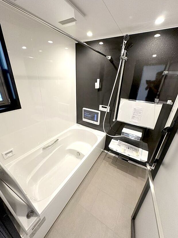 【浴室】一日の疲れを癒すバスルームは1坪と広々。浴室ＴＶとジェットバス標準装備。雨の日の洗濯物乾燥にも便利な「浴室暖房乾燥機」付き。【Ａ号棟　2025年7月撮影】