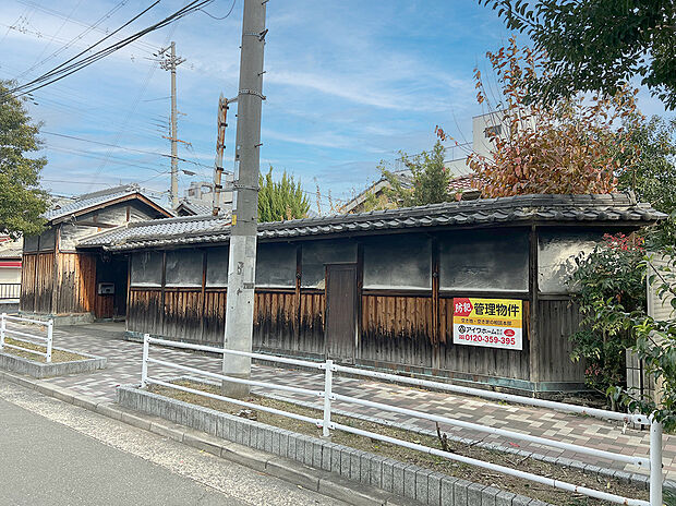 現地周辺は坂道の多い吹田エリアでは希少な平坦地。駅や商店街への道のりもフラットで、自転車やベビーカーでの移動もスムーズです。ＪＲ阪急の２路線が徒歩圏内に揃う、利便性と快適さを兼ね備えたロケーションです