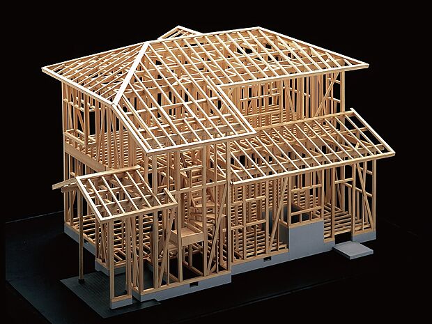 【耐震性に優れた工法】日本の伝統工法である木造軸組工法をベースに、2×4工法の利点を融合させた進化した木造軸組工法。木造軸組工法が持つ堅牢さに2×4工法の面構造をプラスすることで、地震や台風による外力を受け止め分散する画期