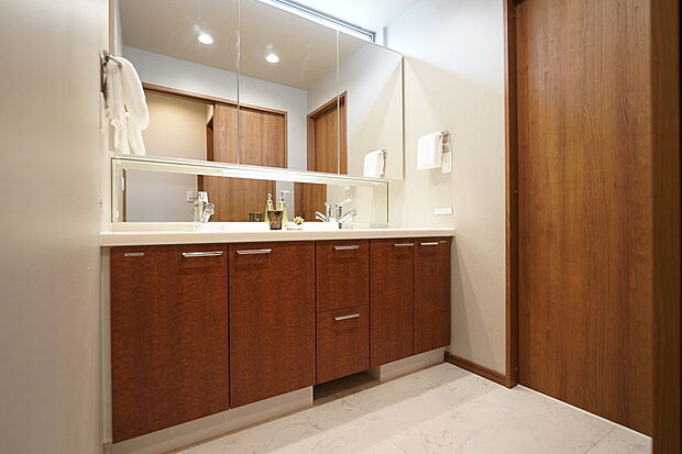 【ダブルボウル洗面化粧台】洗面ボウルを2つ設置し、朝の混み合う時間帯もよりスムーズに。大容量の三面鏡裏収納は散らかりがちな洗面台をきれいに保ちます。