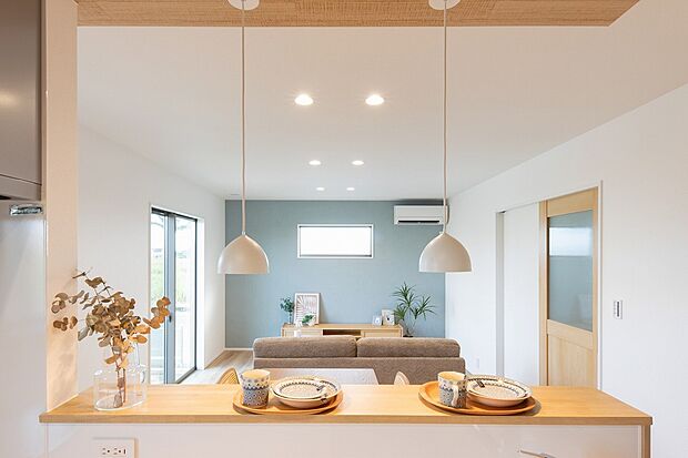 実際の生活をイメージできるよう、家具を設置しました!(※家具はイメージです)キッチンから目が届くリビングは、お子様の遊び場や在宅ワークスペースにもぴったり。