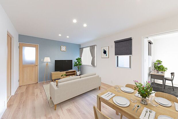 アクセントクロスがおしゃれなリビング。大きな窓は解放感たっぷり。（※家具合成イメージ）