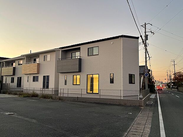 イオン市野へ車約4分と買い物便利♪浜松ICも近くお出かけもしやすい立地です。