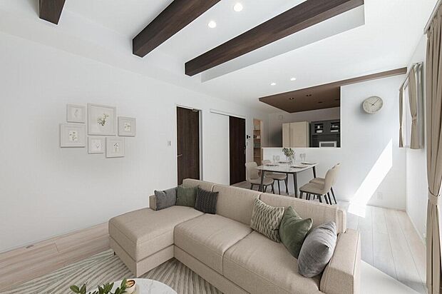 【【No.1】リビング】アクセントクロスを採用したリビングは、大きな窓から明るい陽光が差し込みます。(※家具はイメージです。)