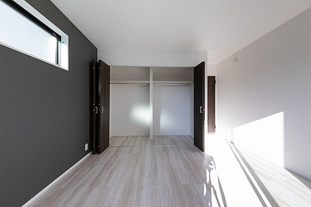 【洋室】アクセントクロスを採用した主寝室。