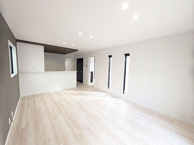 【リビング】No.3　アクセントクロスがおしゃれなリビング。大きな窓から明るい陽光が差し込みます。