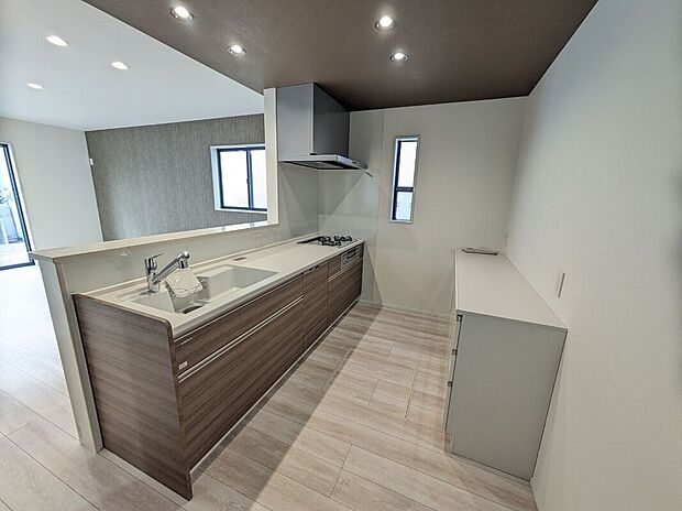 【キッチン】「タカラ」のシステムキッチン。アクリル人造大理石シンクは耐久性、静音性に優れています。汚れやすい部分をホーローでガードしているので、簡単なお手入れでキレイを長持ちさせられます。食洗機付きでご家族5人分の食器が自動で洗えて大変便利です。家事の時間短縮・節水にもつながりますので、ご家族だんらんの時間を作りやすく、冬場の手荒れも減らせます。
