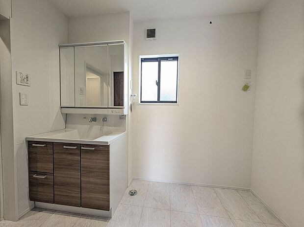 【洗面】洗面室は十分な広さがあり、朝の忙しい時間帯でもストレスなく使えます。ガス衣類乾燥機「乾太くん」付きです！