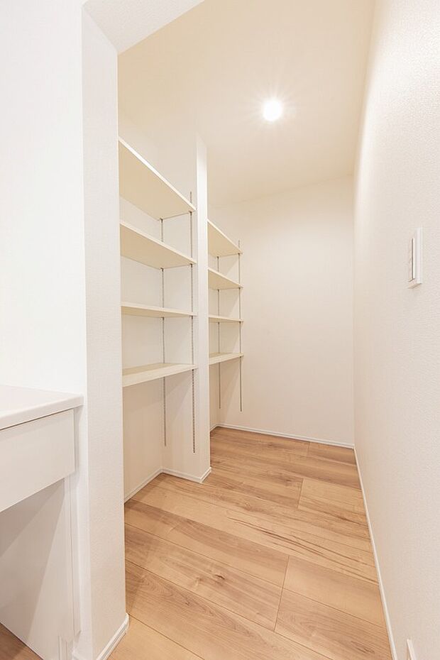 【パントリー】大容量なパントリー付き。食品をたっぷり保管できます。