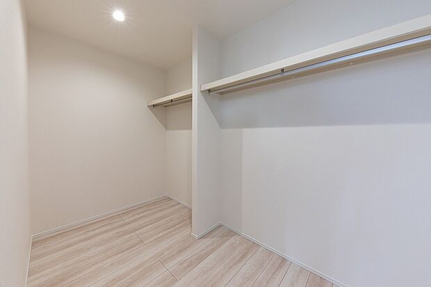 【収納】3.5帖の大容量WIC。ご家族の服が増えても安心です。