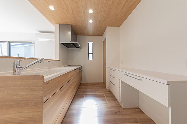 【No.1 キッチン】空間を最大限に活用した豊富なキャビネットと、便利なパントリーで、調理器具も食器も食品ストックもスッキリ収納。いつでも清潔で美しいキッチンを保てます。