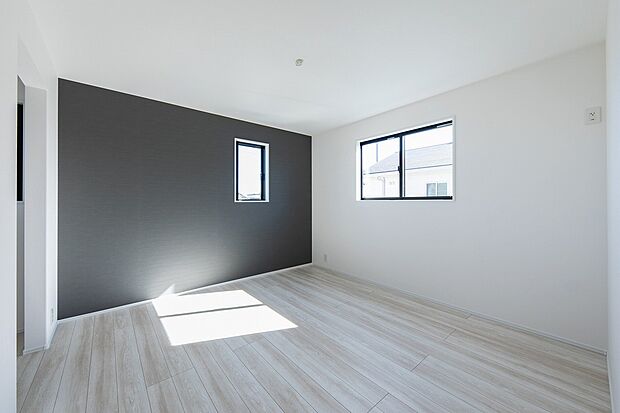 【No.1 主寝室】穏やかなアクセントクロスが、一日の疲れを癒し、上質な眠りへと誘う落ち着いた寝室です。