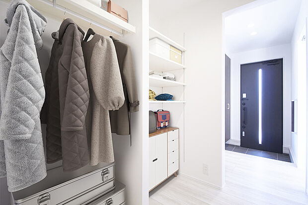 【No.1 ファミリークローゼットイメージ】外出時も帰宅時も動線がスムーズ。コートやカバン、お出かけグッズをサッと収納でき、リビングに持ち込まなくていいのでスッキリした生活ができます。