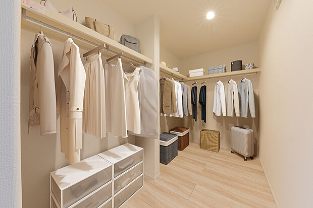 【WICイメージ】大容量の収納力で衣類はもちろん、季節家電や大型の荷物も一箇所にまとめて管理可能。お部屋をすっきり保ち、探す手間や衣替えの労力を大幅に削減できます。