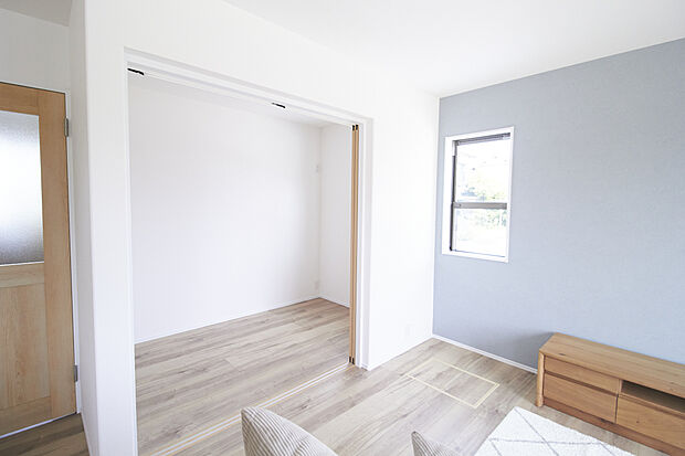 【No.2 書斎】仕事や趣味に没頭できる、プライベートな時間を充実させる静かな洋室。在宅ワークにも最適な空間です。