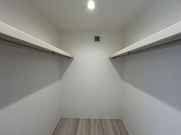 【収納】3.0帖の広々ウォークインクローゼット。ご家族のお洋服が増えても安心です。