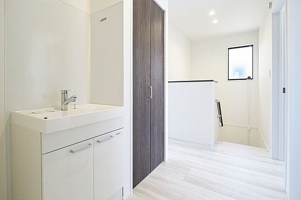 【2階洗面】2階ホールに2つ目の洗面台を設置。就寝中にお手洗いに行った後など、2階で水を使いたいときに1階まで下りずにすみます。1階の洗面台をご家族が使用中でも歯磨きや身づくろいができます。