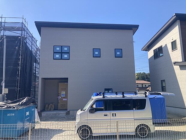 【No.10　外観】足場解体時。【回遊動線】玄関ホールに2.5帖のWICを設けた便利な動線の住まい。