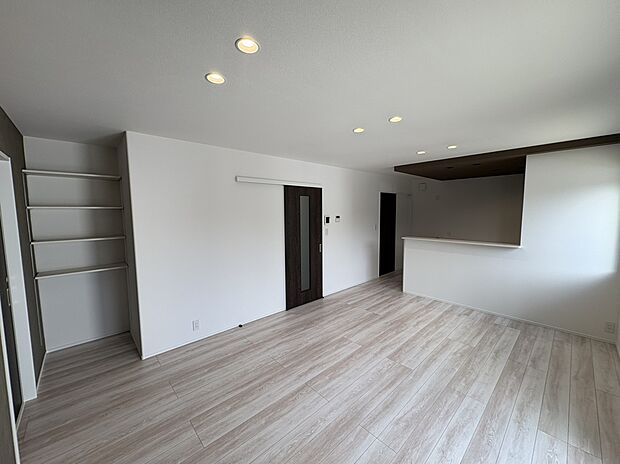 【【No.20】リビング】主寝室を1階に配置した、「1階完結型」の住まい。平屋のような生活が叶います。
