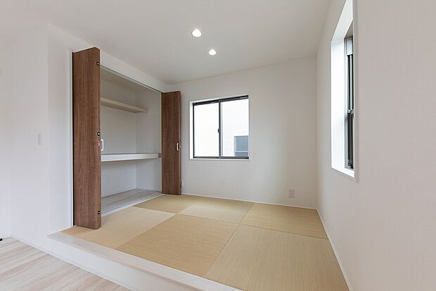 【【No.12】居室】収納付きの畳コーナーは柔らかく心地の良い空間です。お昼寝屋室内遊びにもピッタリ。
