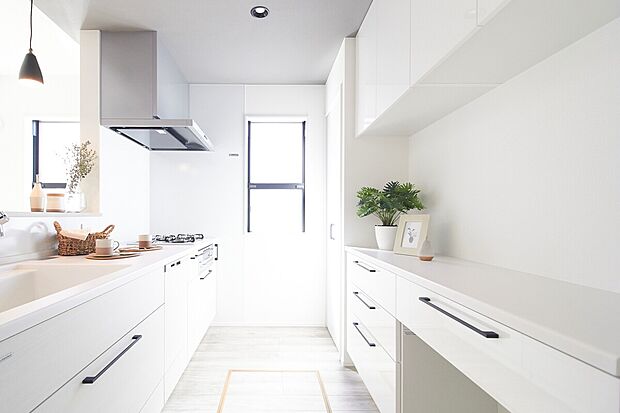 【カップボード】キッチンにはカップボードを標準採用!お皿や料理道具をたっぷり収納でき、すっきりとした空間をたもつことができます。※吊戸棚は一部物件でオプションとなります。