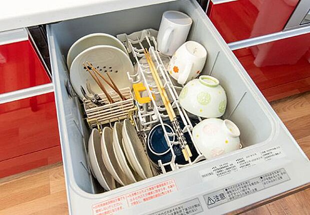 【食器洗い乾燥機】人気の食洗機を標準採用！ご家族5人分の食器が自動で洗えて大変便利です。家事の時間短縮・節水にもつながりますので、家族のだんらん時間や自由な時間を作りやすくなります。（画像はイメージ）