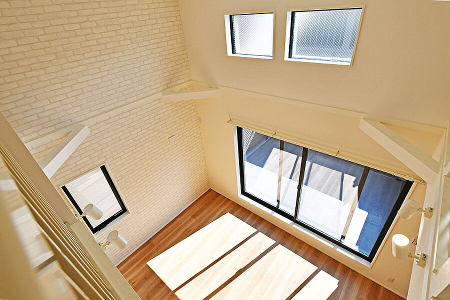 天井までの高さがありますので、解放的な空間になります。吹抜け　モデルハウス