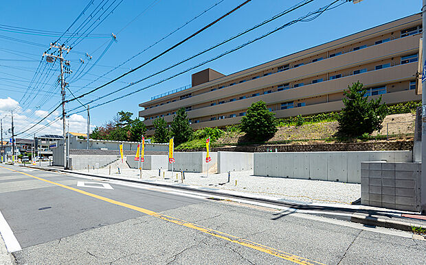【スマイルタウン乙木小学校前】
閑静な街に誕生した街。前面道路も広々としていて、車を使った移動もスムーズに行えます。教育施設や買い物施設が近くに点在しているため利便性も高い街でもあります。