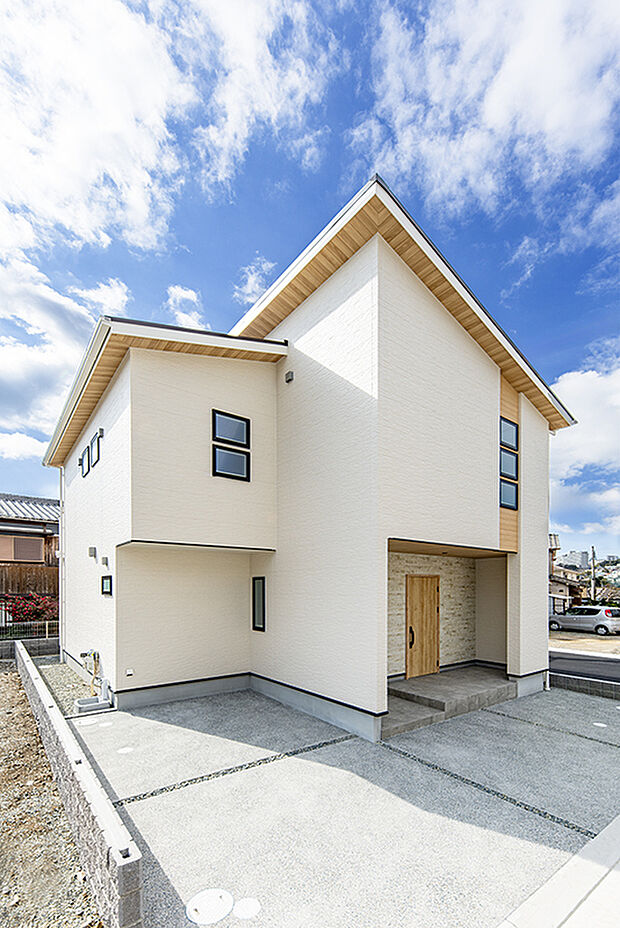 【G号地モデルハウス／外観】
陽当たり良好で豊富な収納が魅力の環境。車の2台駐車が可能で、来客用の駐車スペースとして活用できます。急な来客にも対応できるゆとりある空間を実現。