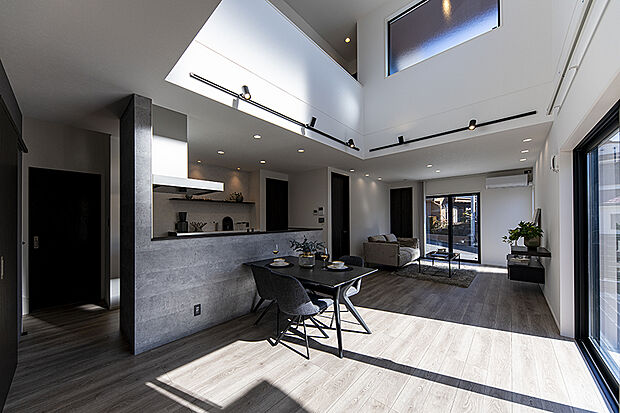 【【当社施工例/リビング】】吹抜から差し込む陽射しが心地よいLDK。大きな窓を設けた吹抜空間が、明るく開放感あふれる邸宅を演出します。