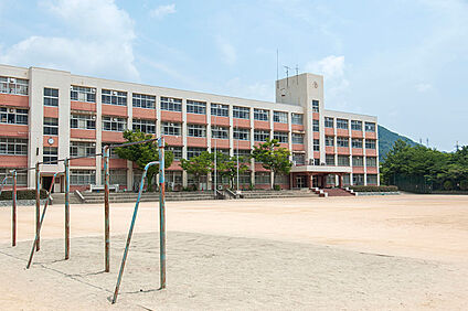 横尾中学校 約270ｍ～290m(徒歩約4分)