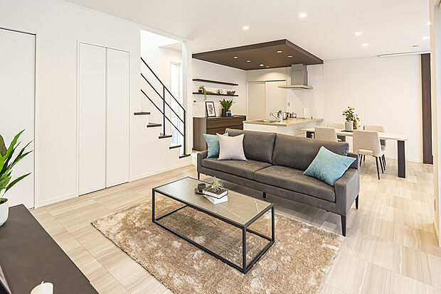 【【近くで公開中のモデルハウス/LDK】】20帖の開放的なLDKに、窓からの光が入ることで優雅な空間にしてくれます。