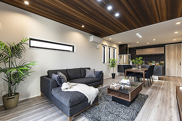 【【当社施工例/LDK】】木の温かみが感じられる邸宅。天井や床の木目調クロスが、安らぎの空間を演出します。キッチンにはブラックのレンガ調クロスを採用し、洗練された空間に仕上げています。